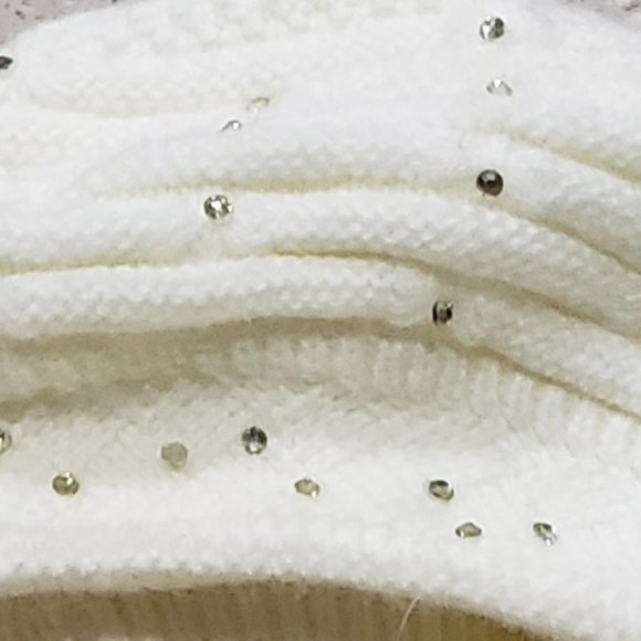 Winter Beanie.& Gloves. - Picture 4 of 10